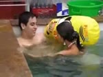 Elle arrive à  sucer la tête sous l'eau 